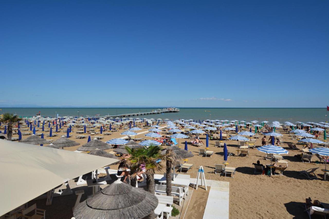 Lignano Pineta With Sea View Appartement Lignano Sabbiadoro Buitenkant foto
